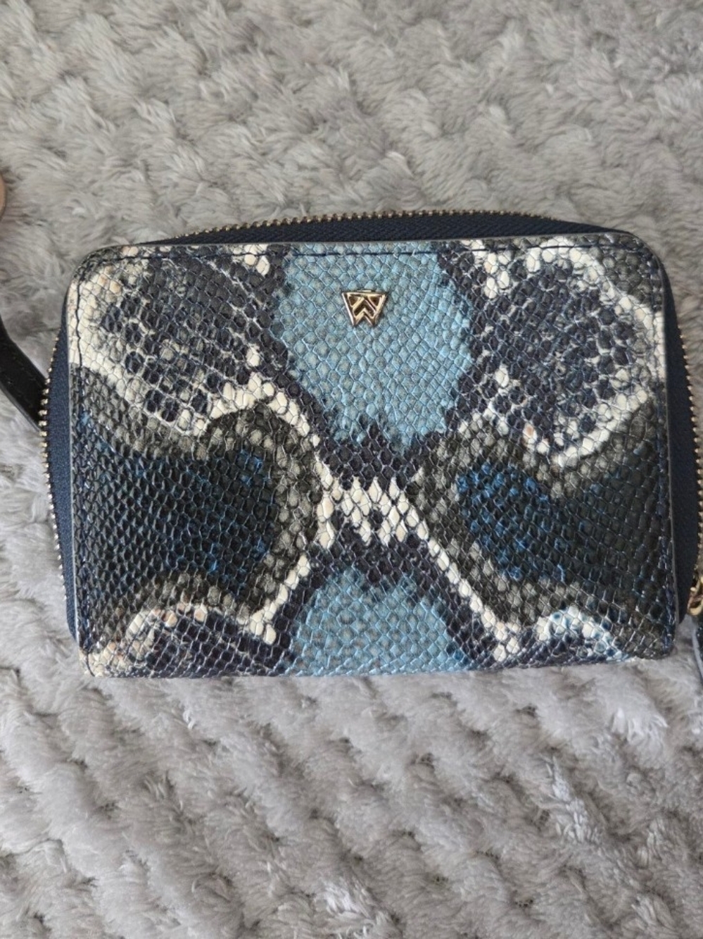 EUC Kelly Wynne snakeskin pattern wallet